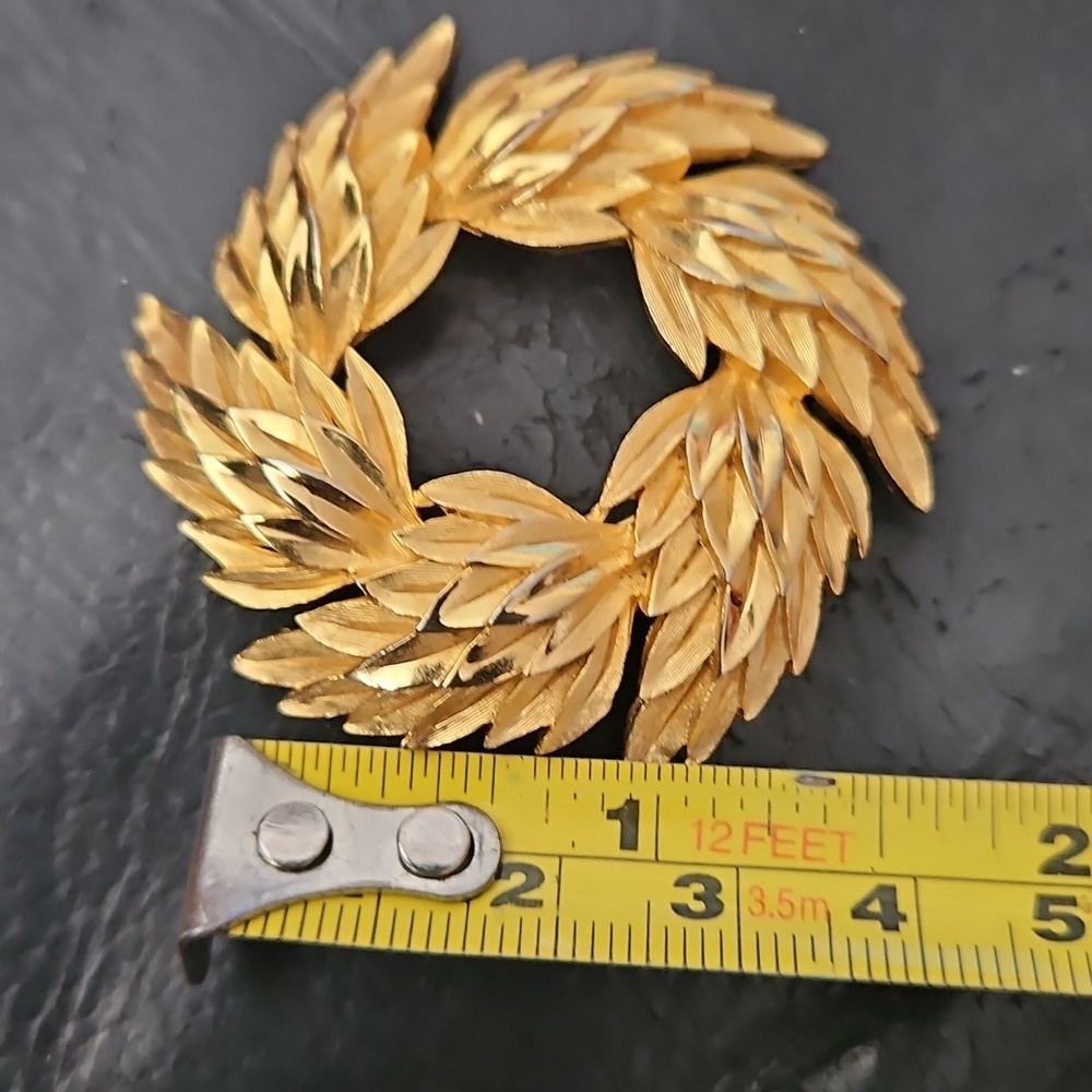 Vintage Crown Trifari Textured Leaves Gold Tone Brooch Pin - Picture 10 of 10